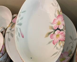 Noritake Azalea Pattern 19322 Dinnerware Set