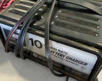 Schumacher SE-40MA 10 Amp Automatic/Manual Battery Charger