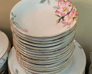 Noritake Azalea Pattern 19322 Dinnerware Set