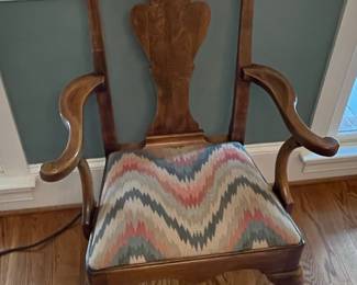 Queen Anne Style Dining Set with Splat-Back Chairs