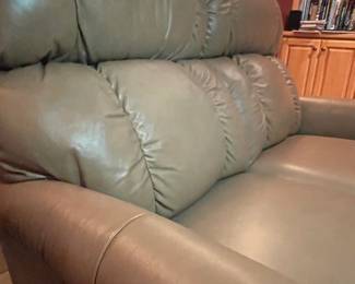 La-Z-Boy Pinnacle Reclining Loveseat