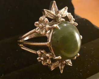 Vintage 10k white gold ring, polished green jade cabochon with floral and leaf motifs