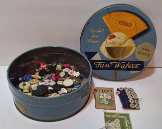 Vintage button in Fan Wafers tin