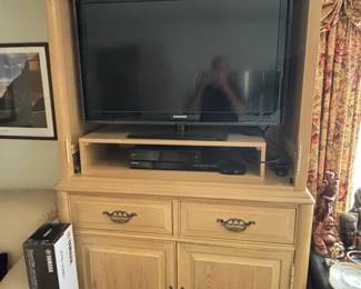 Traditional Oak Entertainment Armoire