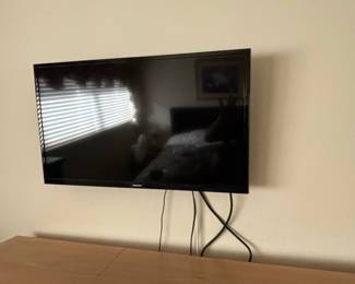 Samsung Smart LED TV with Wall Mount