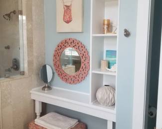 Pendant light; mirror; upholstered campain bench
