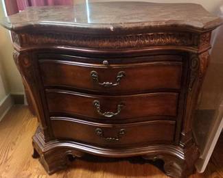 2 matching night stands