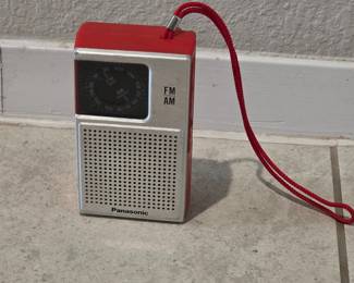 Vintage National Panasonic RF-506 AM/FM portable transistor radio