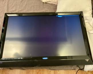 Vizio 1080p 32" Screen TV (36"x24")