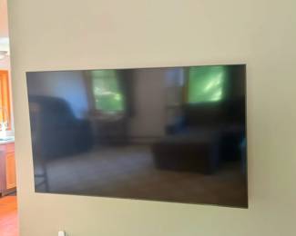 70” Samsung Model UN70TU7008 TV With Remote