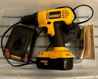 DeWalt Cordless Adjustable Clutch Driver/Drill with (2) 18v Batteries and Charger