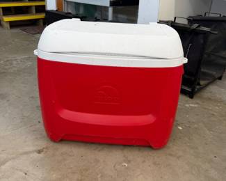 H113 - $25. Rolling Igloo Cooler. Measures 26" x 14" x 21" tall.