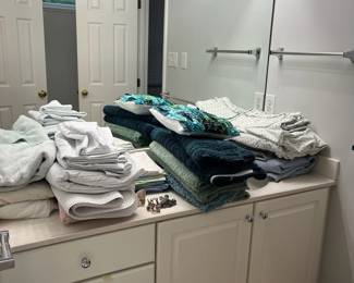 OVERVIEWS! Beautiful - Clean home. Come and shop to find some treasures!If these items don't have individual photos we can not hold for you - you MUST schedule an appointment to come and browse.