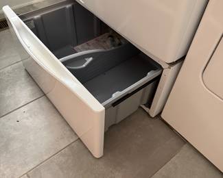 H107 - $100. LG 2012 Washing Machine on Stand. Model WM3470HWA.