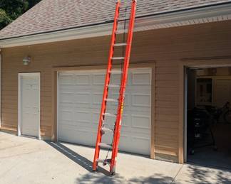 H145 - $175. Louisville 24' Extension Ladder. Type IA. 300#.