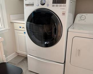 H107 - $100. LG 2012 Washing Machine on Stand. Model WM3470HWA.