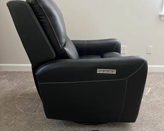 H58 - $295. Motomotion Power Recliner. Like New condition!Measures 30“ W x 34” D x floor to seat 18” x floor to back 38” Tall.