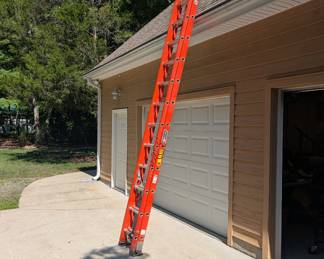 H145 - $175. Louisville 24' Extension Ladder. Type IA. 300#.