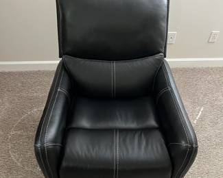 H58 - $295. Motomotion Power Recliner. Like New condition!Measures 30“ W x 34” D x floor to seat 18” x floor to back 38” Tall.