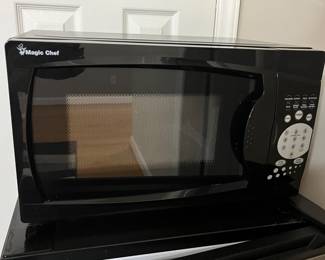 H80 - $20. Magic Chef 0.7 Cu Ft Microwave. Very Clean.