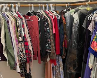 OVERVIEWS! Beautiful - Clean home. Come and shop to find some treasures!If these items don't have individual photos we can not hold for you - you MUST schedule an appointment to come and browse.