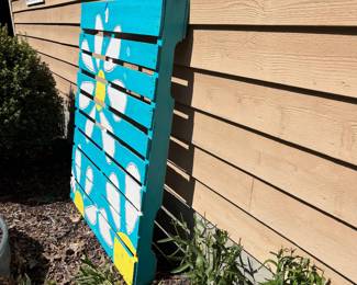 H14 - $60. Pallet Art. Measures 40“ W x 6” D x 48” Tall. Very Good condition.