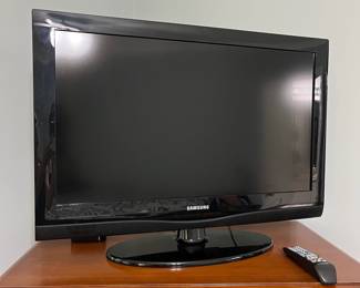 H29 - $10. 32” Samsung TV. Model LN32C35D1D. July 2010.