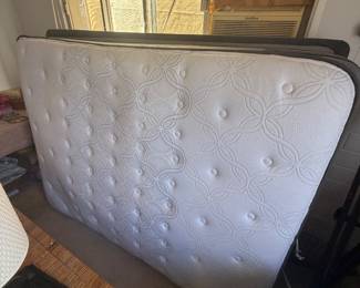Queen size Sealy Posturepedic Mattress 
