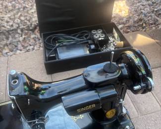 Singer Featherweight 221 Vintage Sewing Machine in original case.