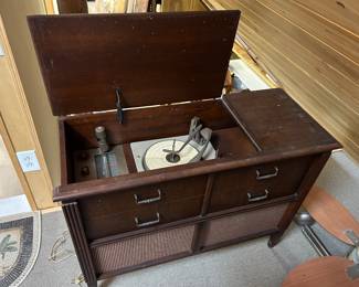 Record cabinet 