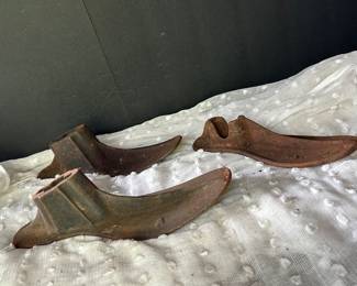 Metal cobbler feet