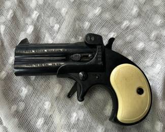 Derringer pistol 