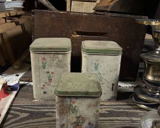 Set of tin canisters 