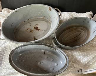 Enamel pots 