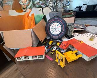 1967 Hot Wheels set with  accessories 