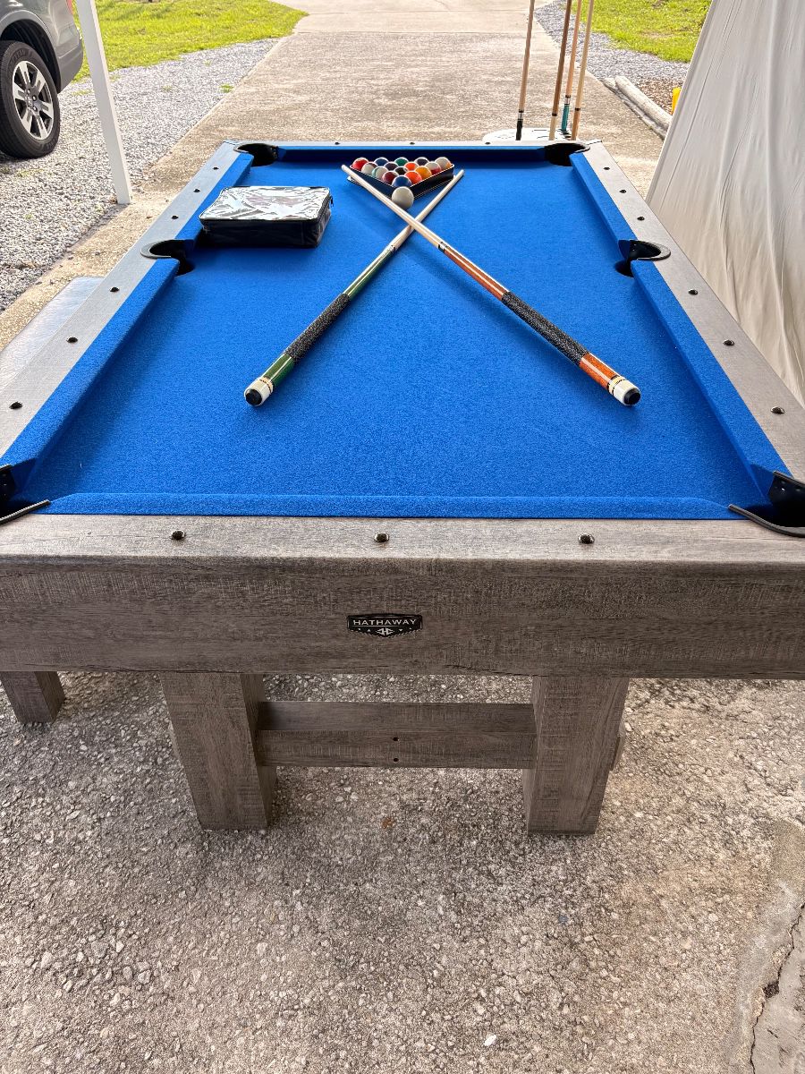 $500 - Hathaway Pool Table w/accessories