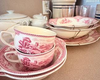Vintage Johnson Brothers “Old Britain Castles” red transferware plates featuring an ornate floral border and classic English scenery a beautiful find for collectors! ❤️🏰