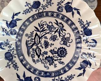 Beautiful vintage Blue Danube “Blue Onion” china featuring intricate cobalt floral designs, scalloped plates, cups, and saucers a lovely find for collectors! 💙✨