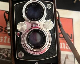Vintage Yashica-D twin-lens reflex camera with its original leather case a fantastic collectible for film photographers and camera enthusiasts! 📷✨