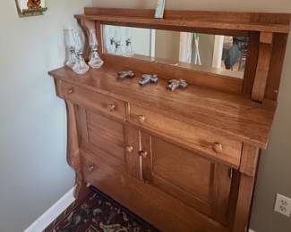 Beautiful antique oak sideboard featuring a mirrored backsplash, charming wooden knobs, and generous storage a warm, character-filled statement piece for any dining room! ✨