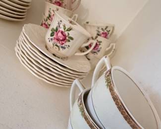 Lovely assortment of vintage china featuring pink rose-patterned cups and saucers, plus elegant gold-trimmed serving bowls perfect for tea lovers and collectors! 🌹✨
