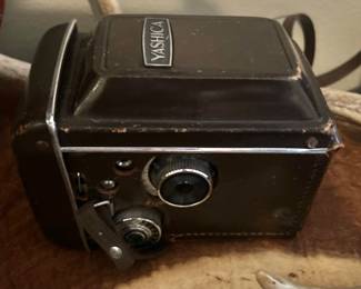Vintage Yashica-D twin-lens reflex camera with its original leather case a fantastic collectible for film photographers and camera enthusiasts! 📷✨