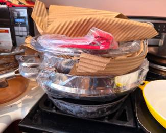 Glass bakeware and baking dishes