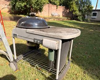 Kettle charcoal grill with side table
