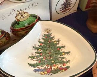Santa cat figurine and Biltmore souvenir plate