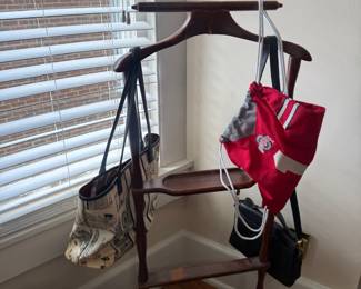 Wicker handbag and round sewing basket