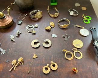 Costume jewelry lot with brooches and earrings