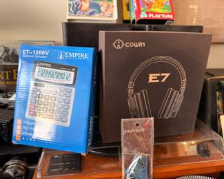 Cowin E7 headphones and calculator