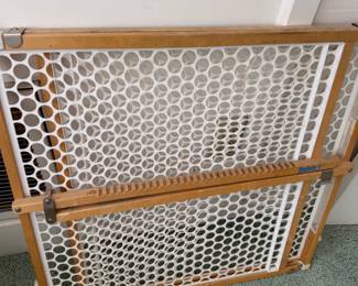 Wood and mesh safety gate