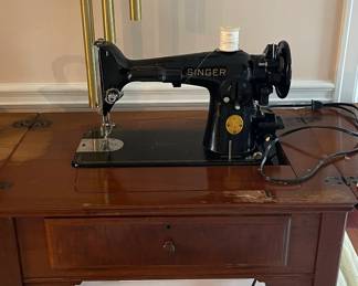 Antique Singer Sewing Machine/Table